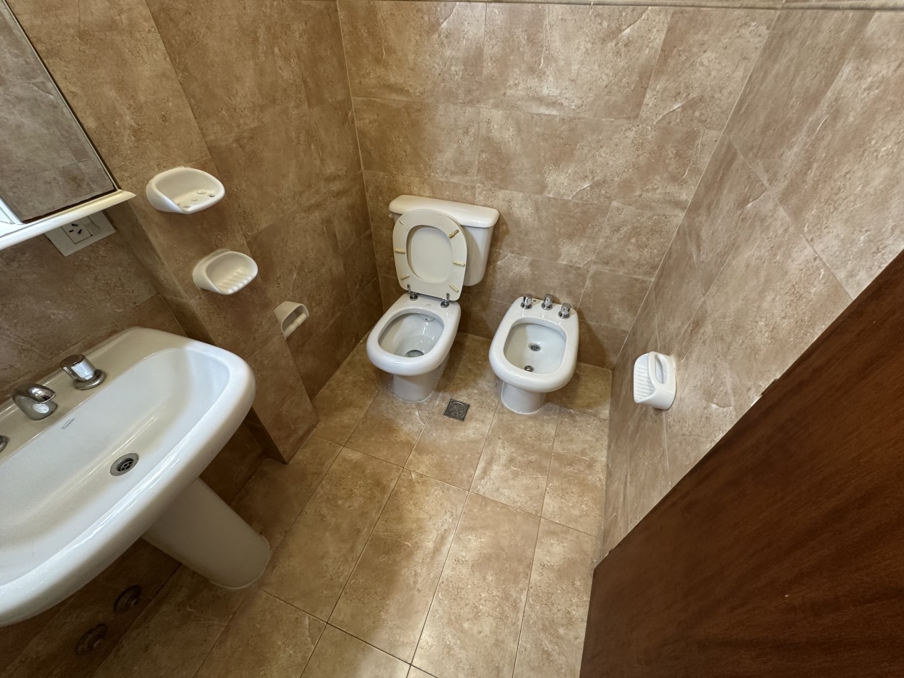 AMPLIO TRIPLEX DE 2 DORMITORIOS CON COCHERA, QUINCHIO Y TERRAZA