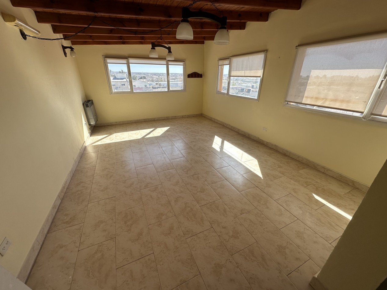 AMPLIO TRIPLEX DE 2 DORMITORIOS CON COCHERA, QUINCHIO Y TERRAZA