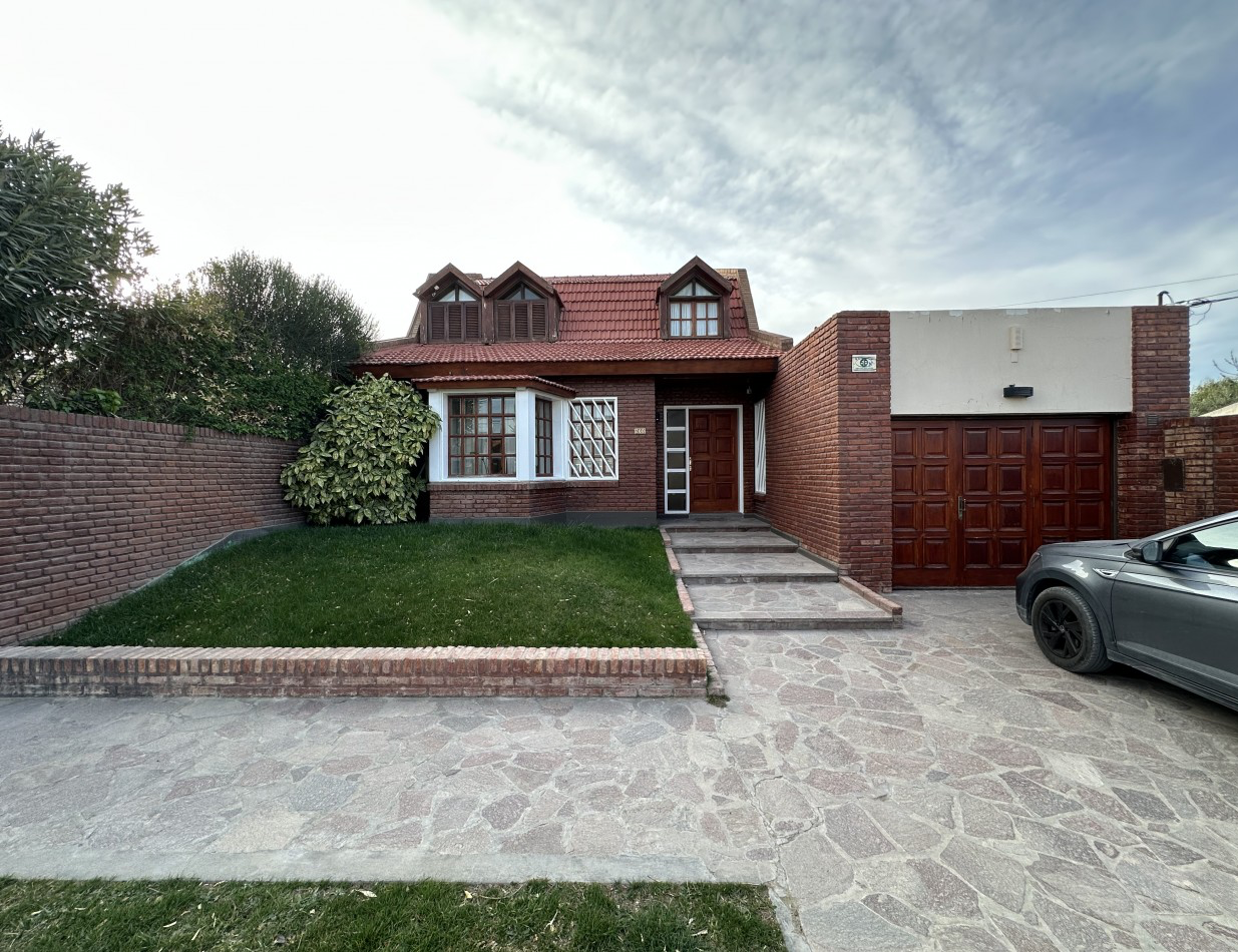 CASA DE 3 DORMITORIOS, GARAJE, PATIO Y PISCINA EN BARRIO SUR