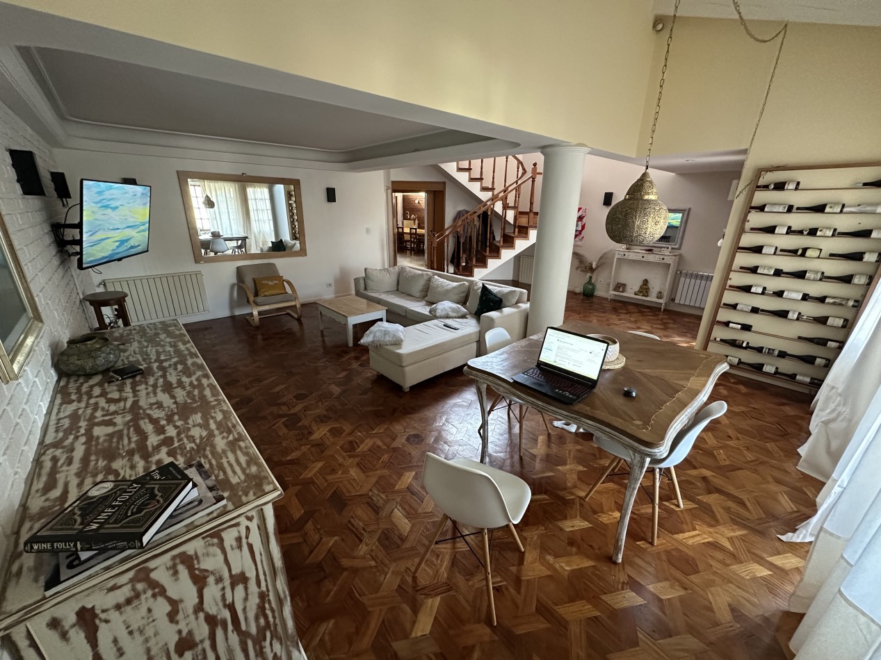 CASA DE 3 DORMITORIOS, GARAJE, PATIO Y PISCINA EN BARRIO SUR