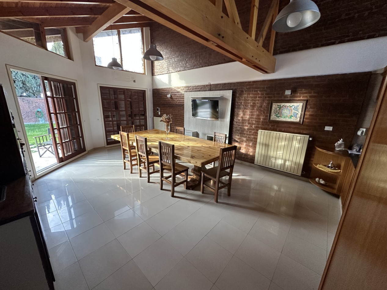 CASA DE 3 DORMITORIOS, GARAJE, PATIO Y PISCINA EN BARRIO SUR