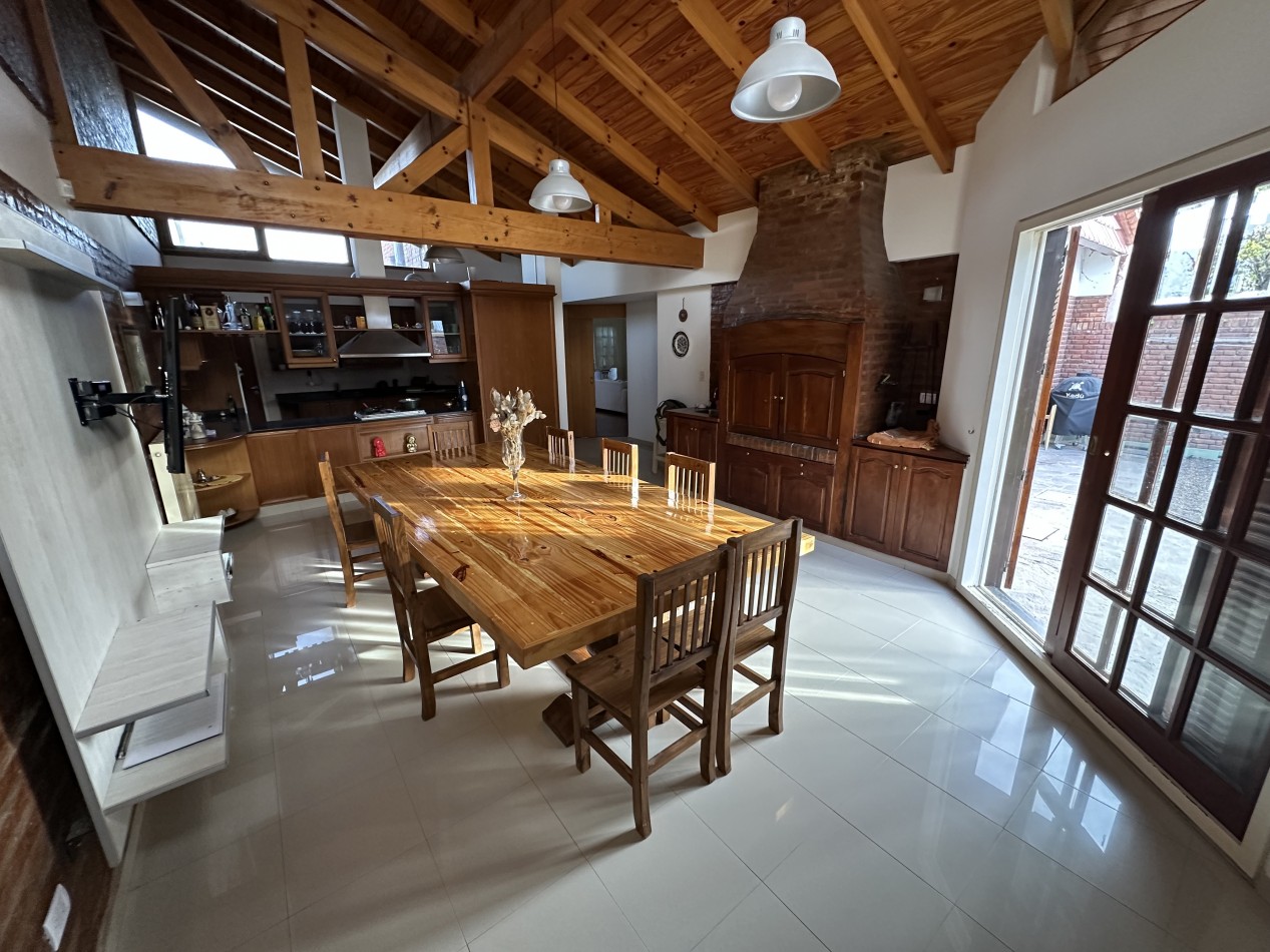 CASA DE 3 DORMITORIOS, GARAJE, PATIO Y PISCINA EN BARRIO SUR