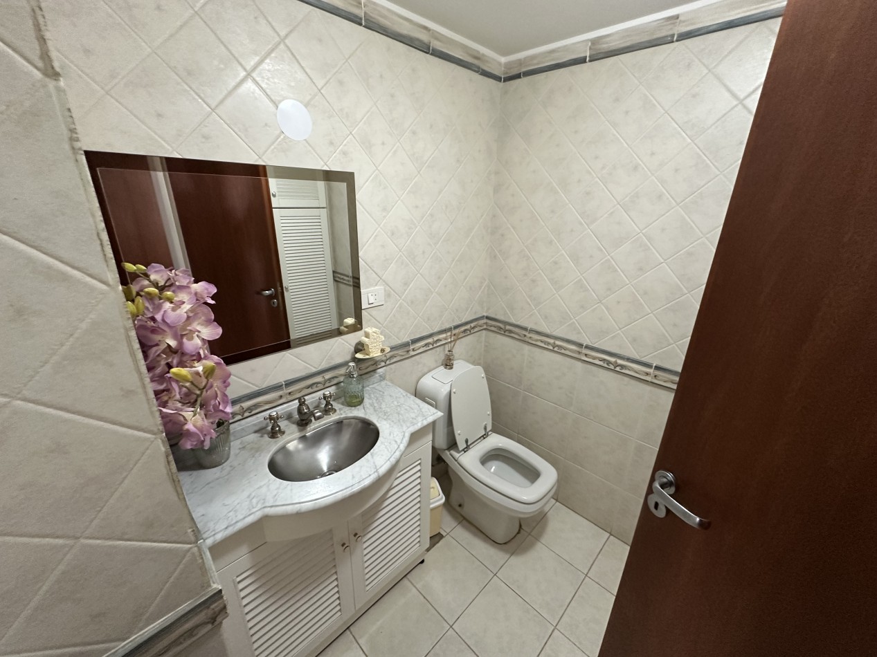 CASA DE 3 DORMITORIOS, GARAJE, PATIO Y PISCINA EN BARRIO SUR