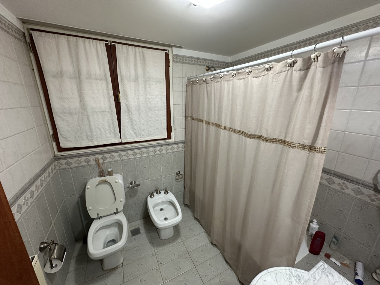 CASA DE 3 DORMITORIOS, GARAJE, PATIO Y PISCINA EN BARRIO SUR