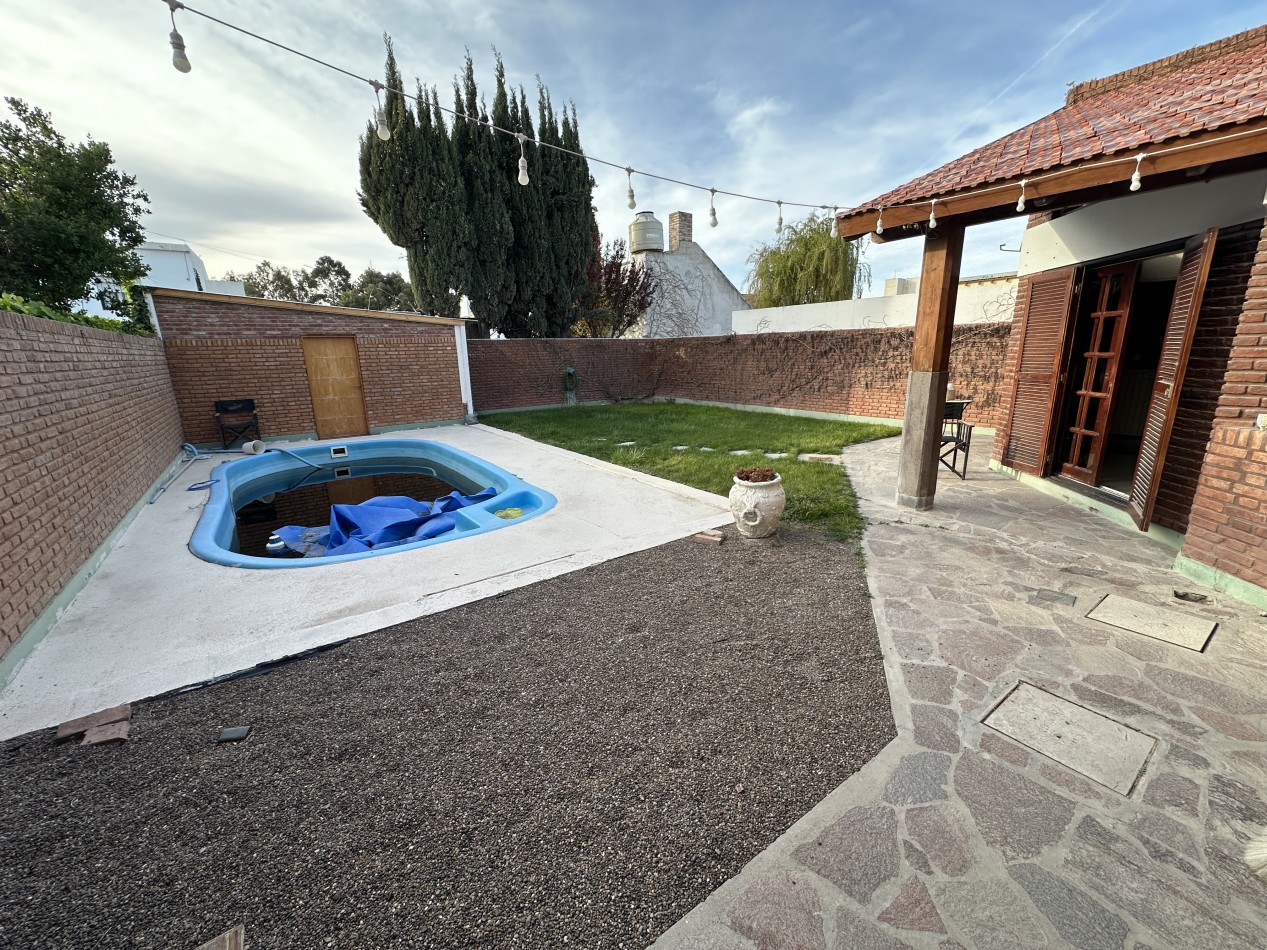CASA DE 3 DORMITORIOS, GARAJE, PATIO Y PISCINA EN BARRIO SUR