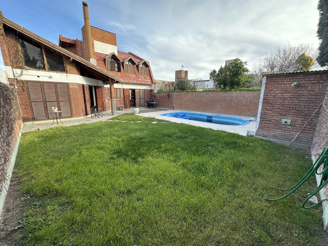 CASA DE 3 DORMITORIOS, GARAJE, PATIO Y PISCINA EN BARRIO SUR