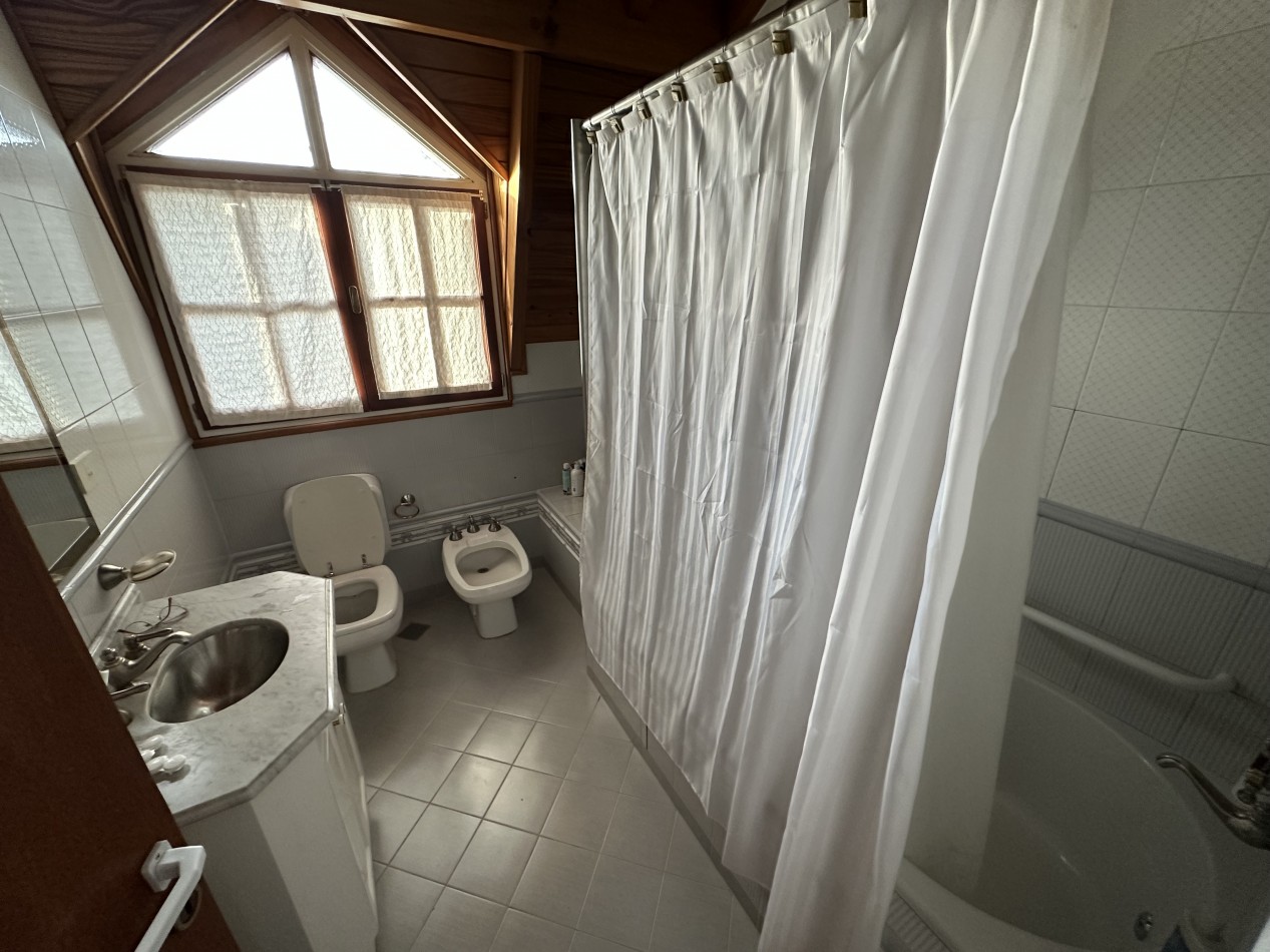 CASA DE 3 DORMITORIOS, GARAJE, PATIO Y PISCINA EN BARRIO SUR