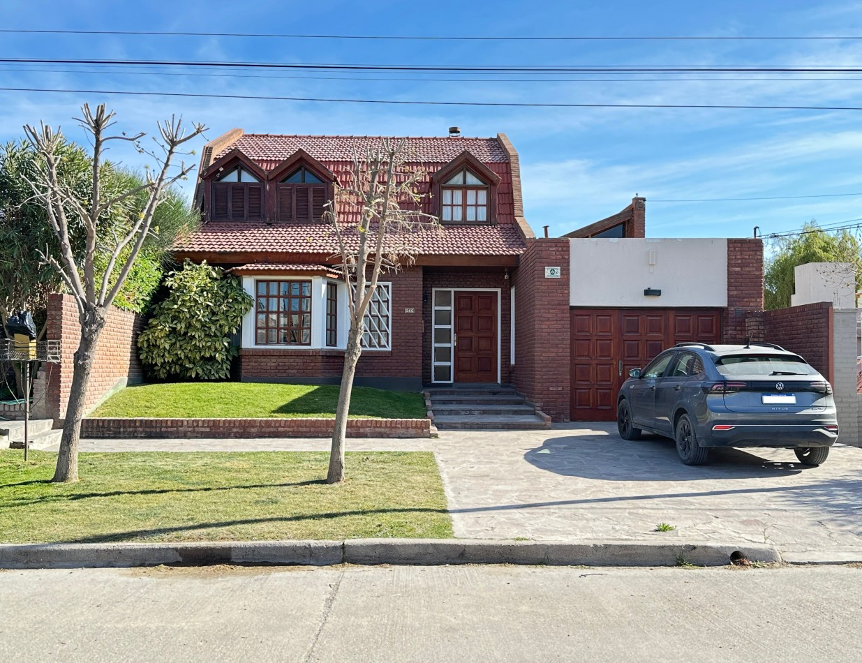 CASA DE 3 DORMITORIOS, GARAJE, PATIO Y PISCINA EN BARRIO SUR