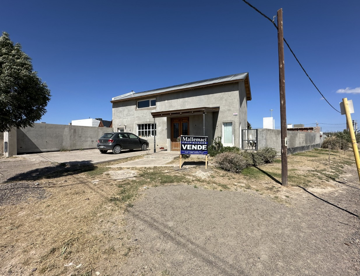 CASA DE 3 DORMITORIOS EN ESQUINA CON PATIO Y ENTRADA VEHICULAR - SOLANA