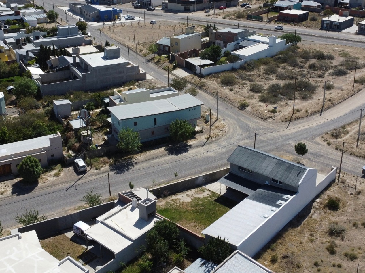 CASA DE 3 DORMITORIOS EN ESQUINA CON PATIO Y ENTRADA VEHICULAR - SOLANA