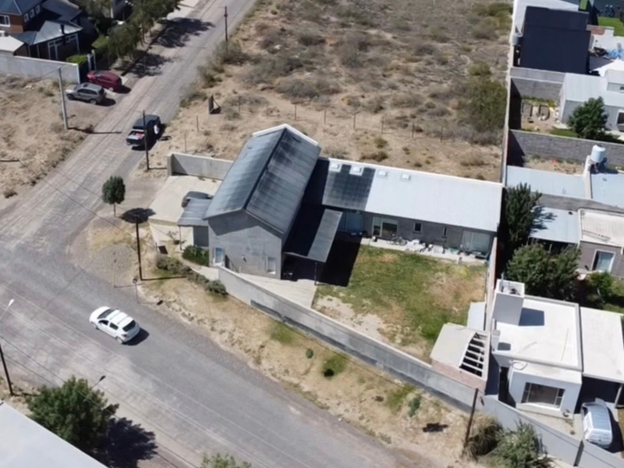 CASA DE 3 DORMITORIOS EN ESQUINA CON PATIO Y ENTRADA VEHICULAR - SOLANA