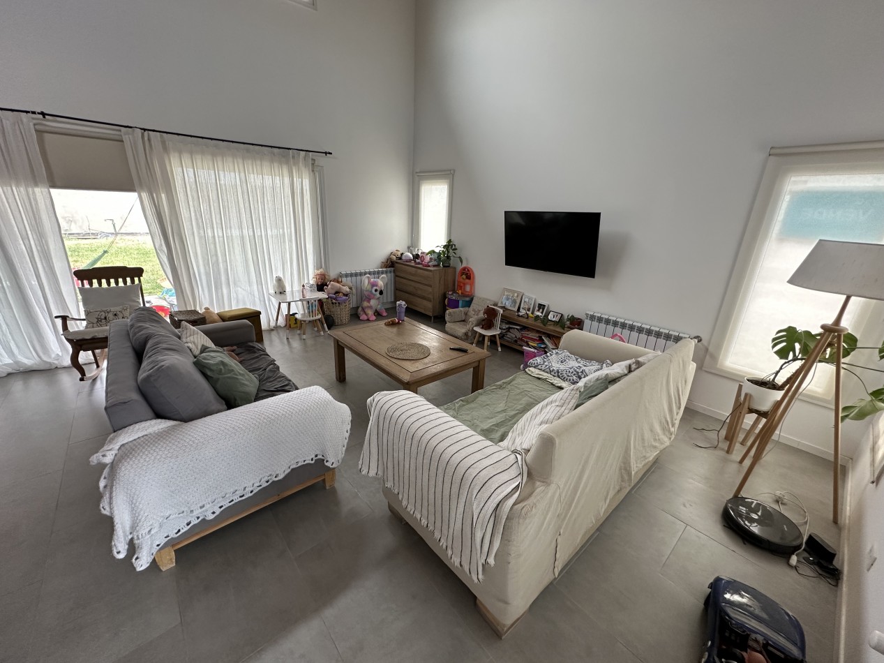 CASA DE 3 DORMITORIOS EN ESQUINA CON PATIO Y ENTRADA VEHICULAR - SOLANA