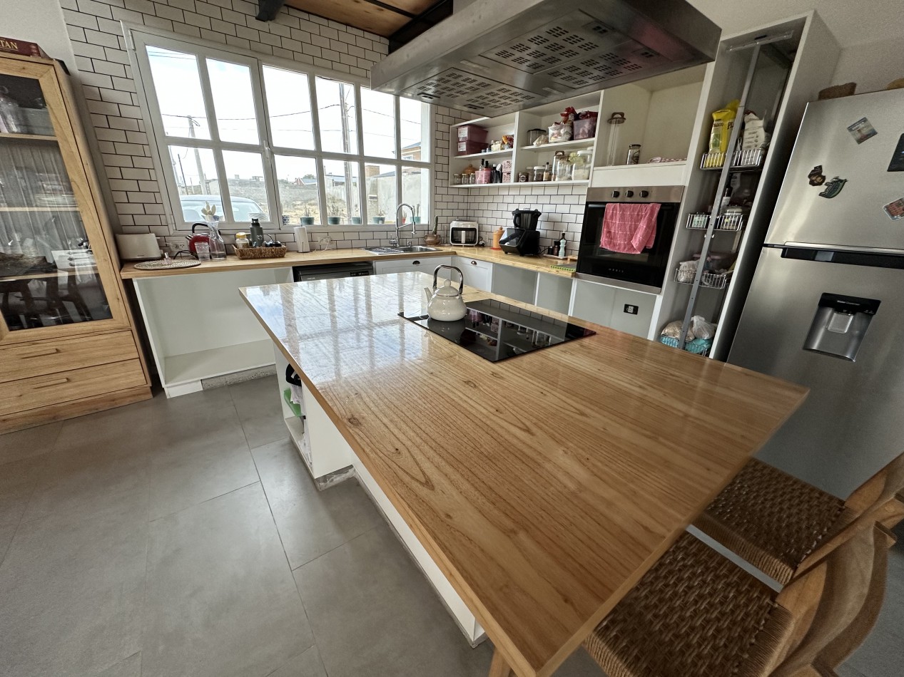 CASA DE 3 DORMITORIOS EN ESQUINA CON PATIO Y ENTRADA VEHICULAR - SOLANA