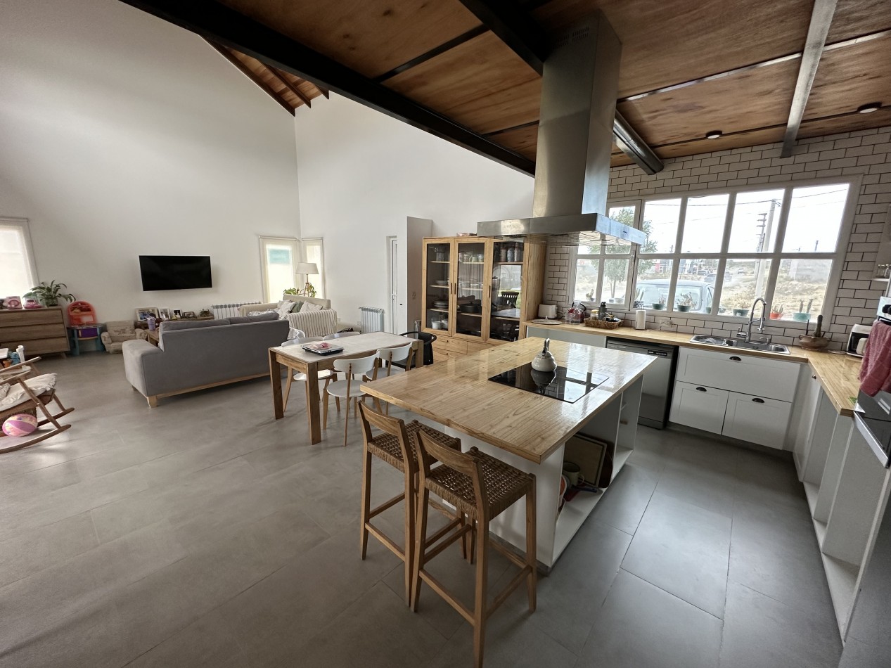 CASA DE 3 DORMITORIOS EN ESQUINA CON PATIO Y ENTRADA VEHICULAR - SOLANA