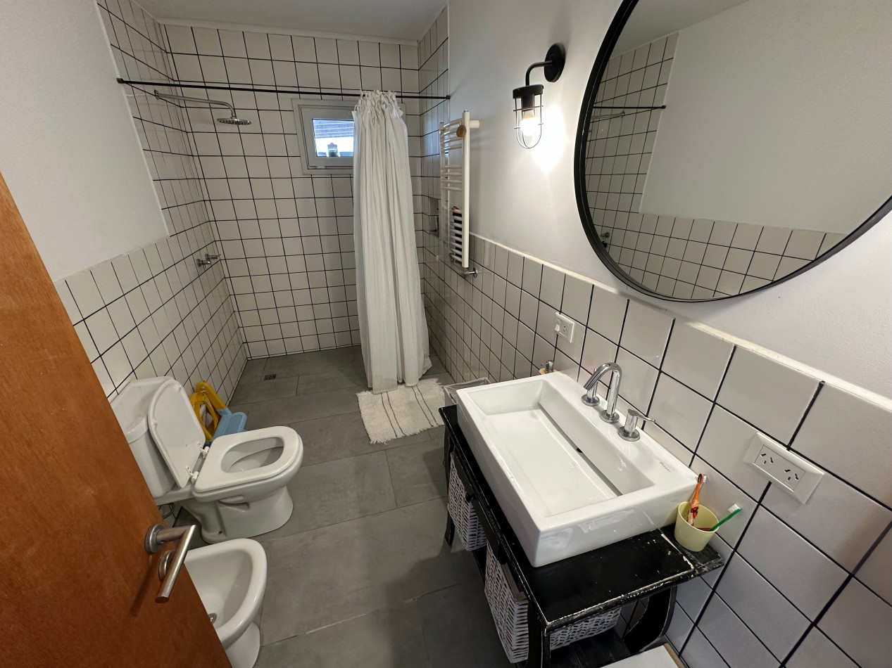 CASA DE 3 DORMITORIOS EN ESQUINA CON PATIO Y ENTRADA VEHICULAR - SOLANA