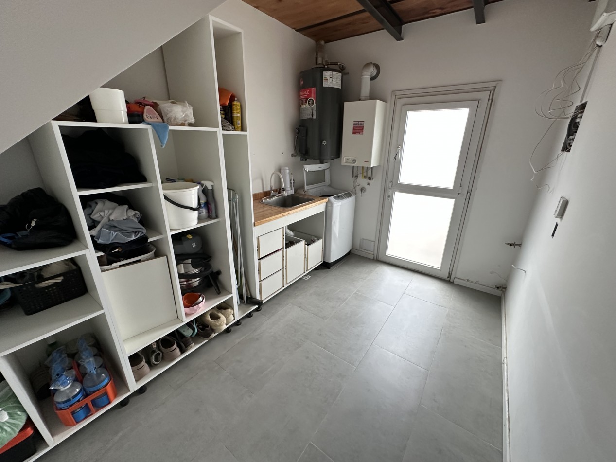 CASA DE 3 DORMITORIOS EN ESQUINA CON PATIO Y ENTRADA VEHICULAR - SOLANA