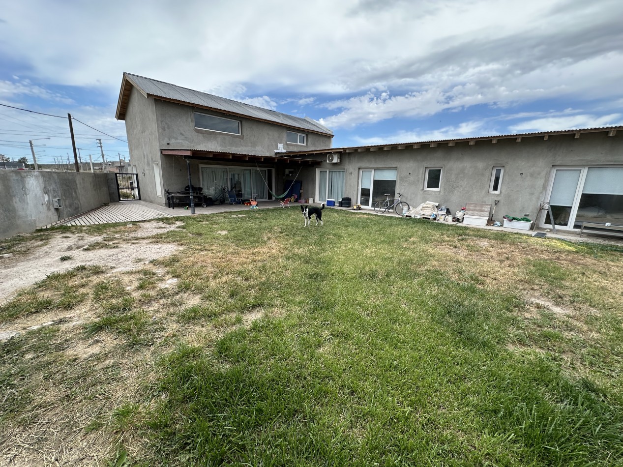 CASA DE 3 DORMITORIOS EN ESQUINA CON PATIO Y ENTRADA VEHICULAR - SOLANA