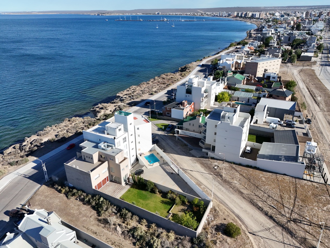 DEPTO DE 2 DORMITORIOS CON COCHERA Y PISCINA FRENTE AL MAR