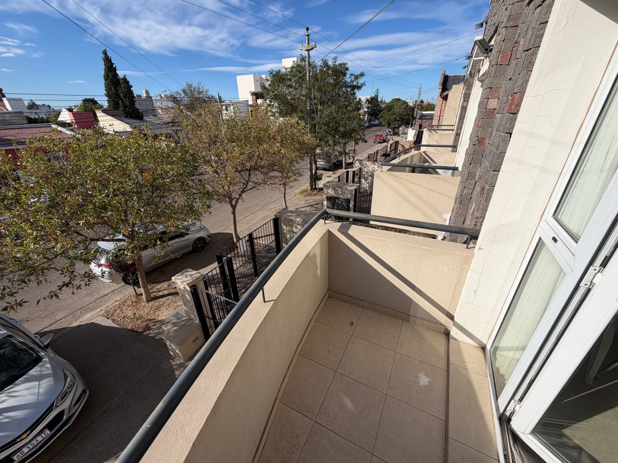 DUPLEX DE 2 DORMITORIOS Y PATIO CON PARRILLA EN BARRIO SUR