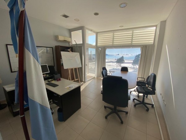 Local frente al mar 250m² - EXCELENTE ubicación  
