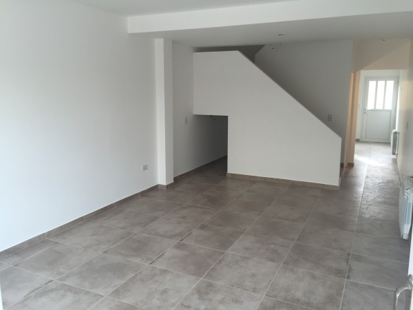 AMPLIO DUPLEX CON COCHERA Y PATIO EN BARRIO SUR