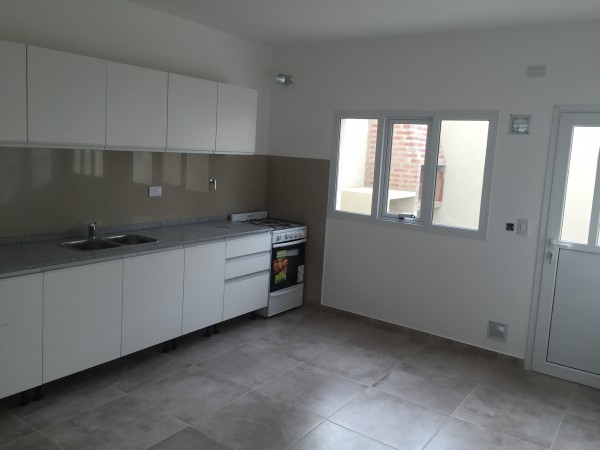 AMPLIO DUPLEX CON COCHERA Y PATIO EN BARRIO SUR
