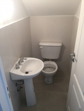 AMPLIO DUPLEX CON COCHERA Y PATIO EN BARRIO SUR