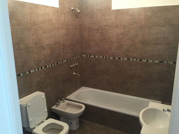 AMPLIO DUPLEX CON COCHERA Y PATIO EN BARRIO SUR