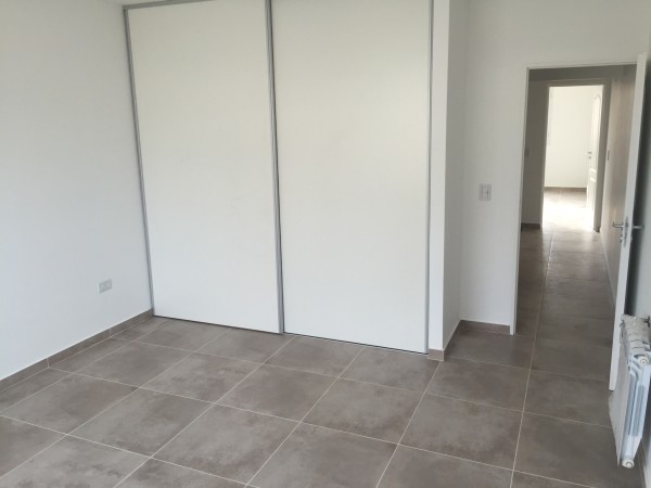 AMPLIO DUPLEX CON COCHERA Y PATIO EN BARRIO SUR