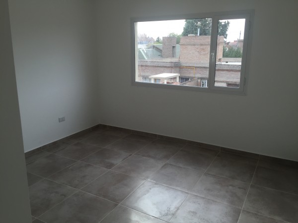 AMPLIO DUPLEX CON COCHERA Y PATIO EN BARRIO SUR