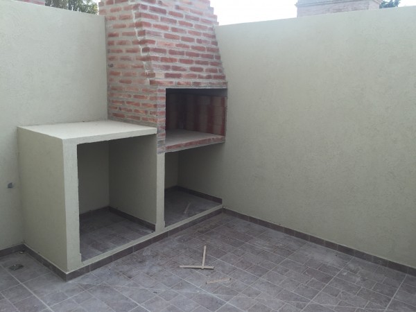 AMPLIO DUPLEX CON COCHERA Y PATIO EN BARRIO SUR