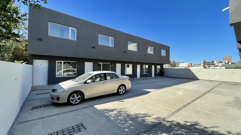 DUPLEX A ESTRENAR CON COCHERA ZONA SUR