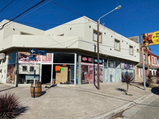 COMPLEJO 3 DEPTOS Y 3 LOCALES COMERCIALES
