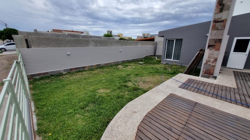 CASA EN ESQUINA 2 DORMITORIOS CON PATIO Y GARAGE