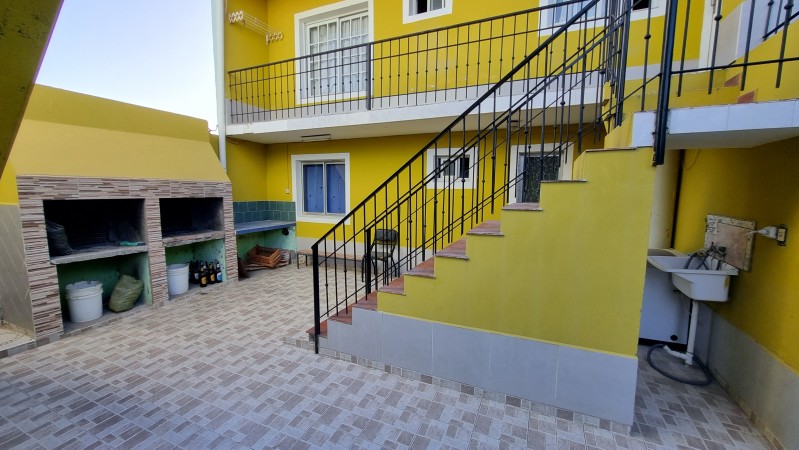CASA 2 DORMITORIOS + COMPLEJO DE 4 DEPARTAMENTOS