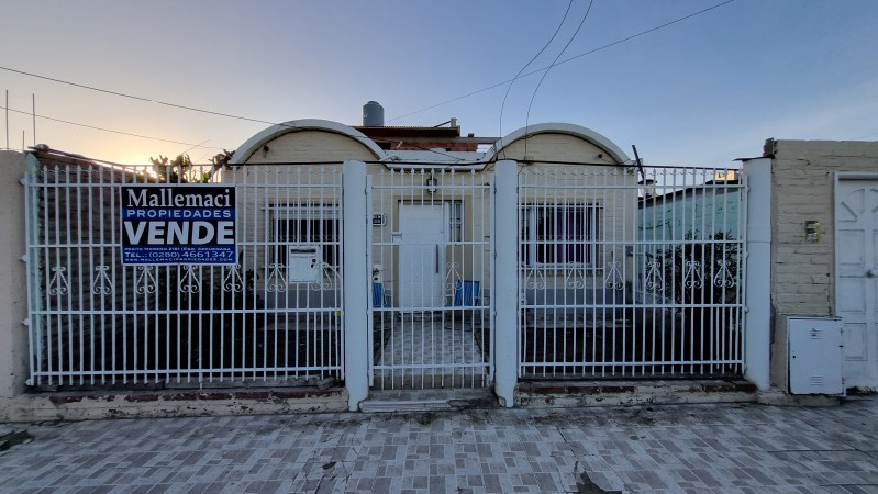 CASA 2 DORMITORIOS + COMPLEJO DE 4 DEPARTAMENTOS
