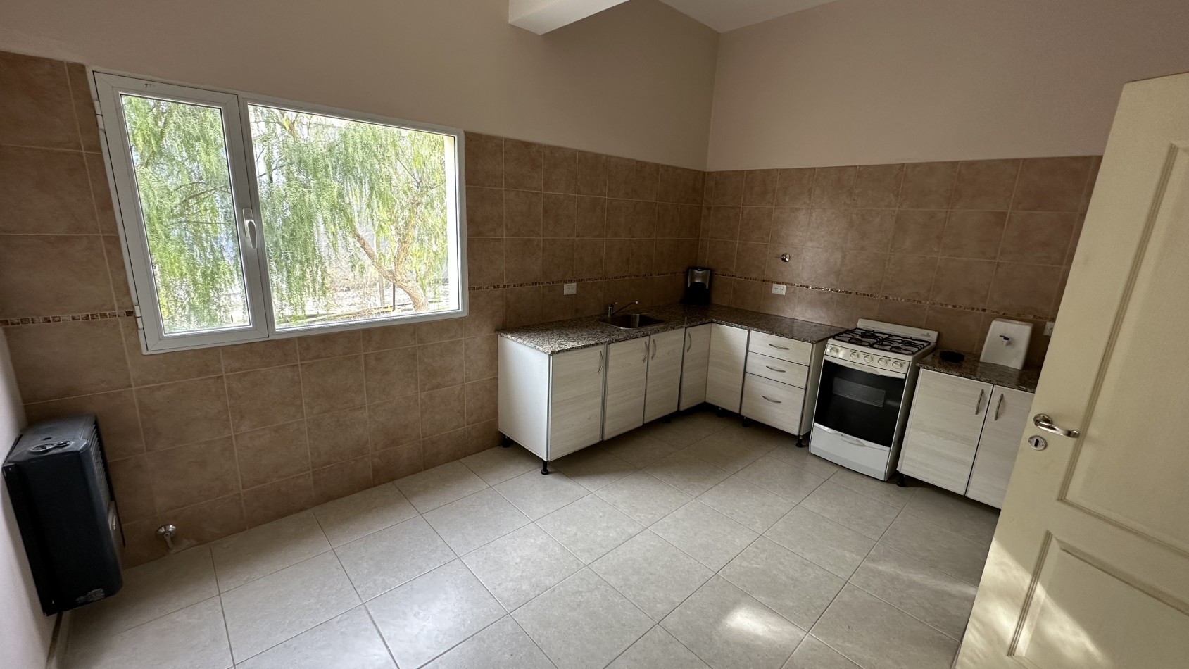 ALQUILER OFICINAS 250 M² PARQUE INDUSTRIAL PESADO 