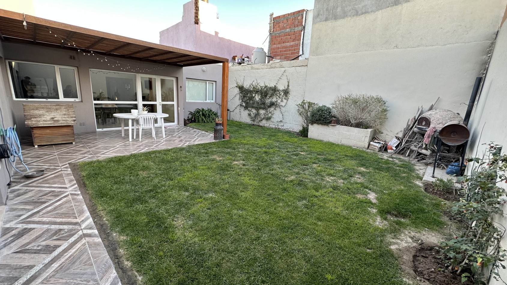 Casa 2 dormitorios con patio y garage quincho