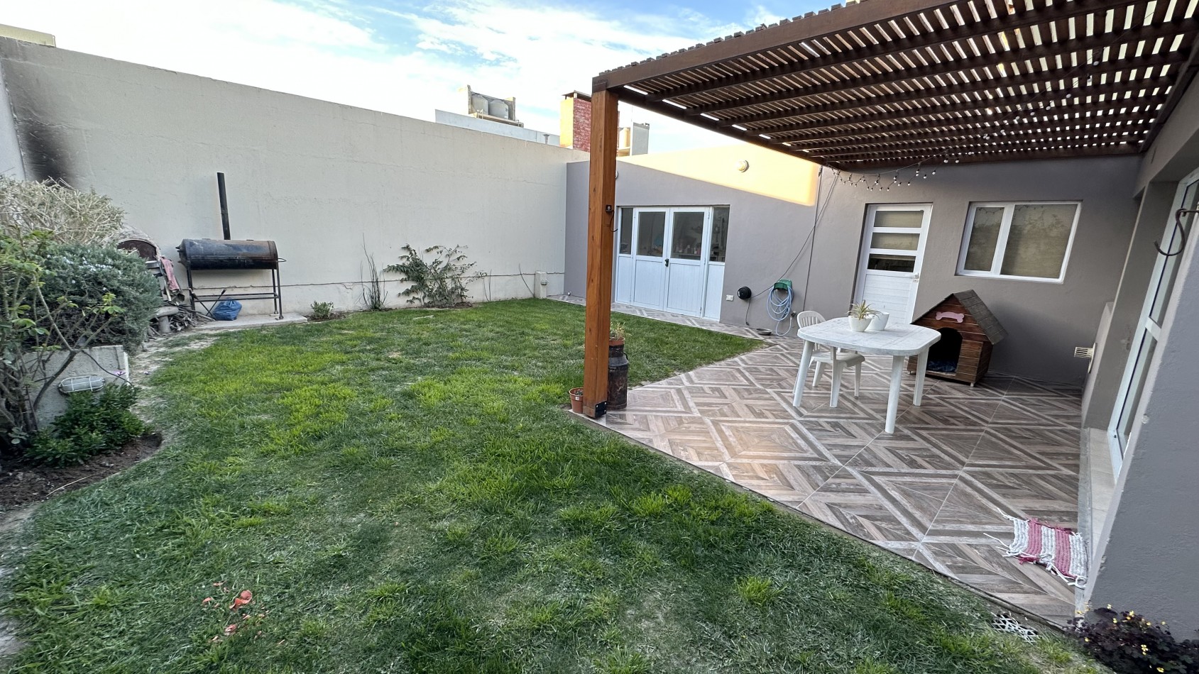 Casa 2 dormitorios con patio y garage quincho