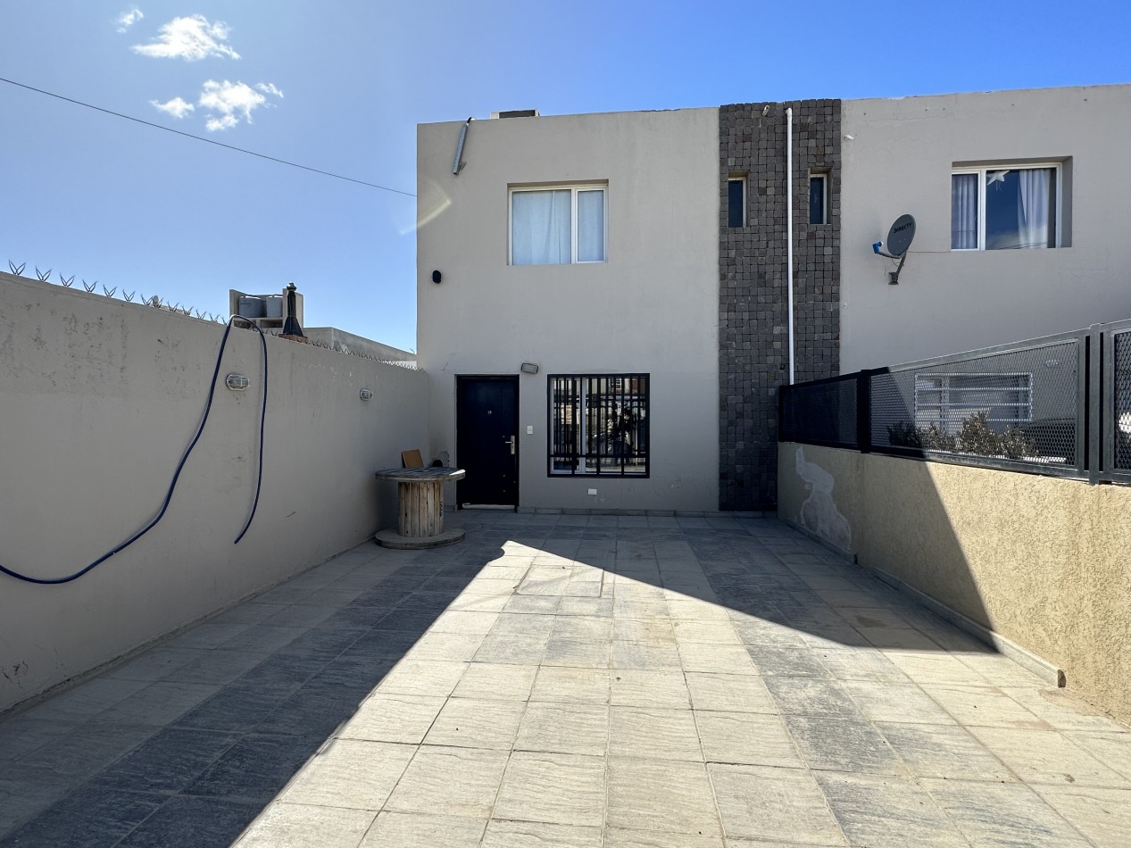DUPLEX CON PATIO Y ENTRADA VEHICULAR 