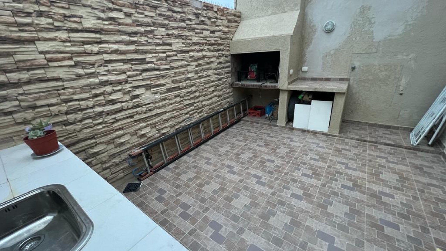 DUPLEX CON PATIO Y ENTRADA VEHICULAR 