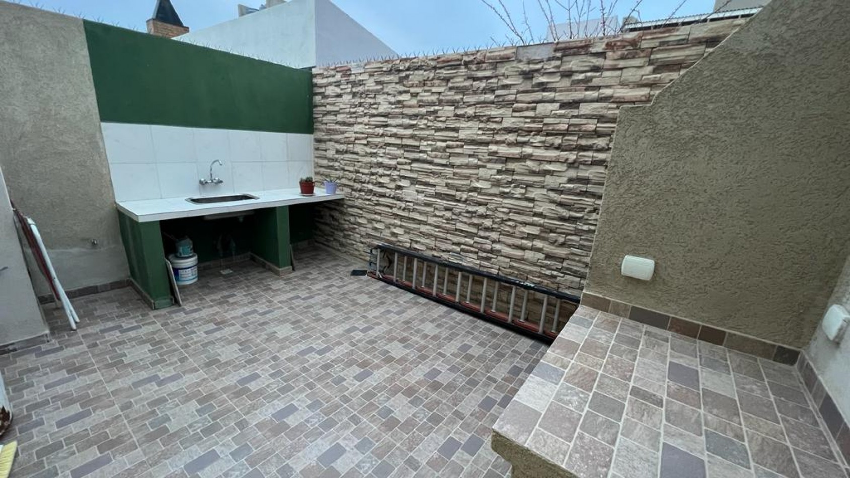 DUPLEX CON PATIO Y ENTRADA VEHICULAR 