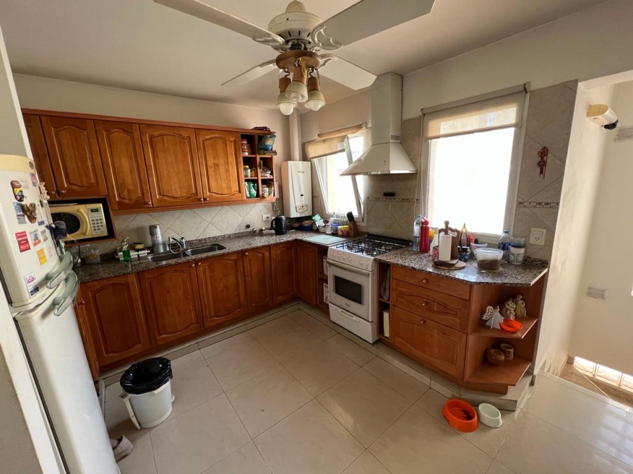 TRIPLEX 200 M² CON QUINCHO Y GARAGE