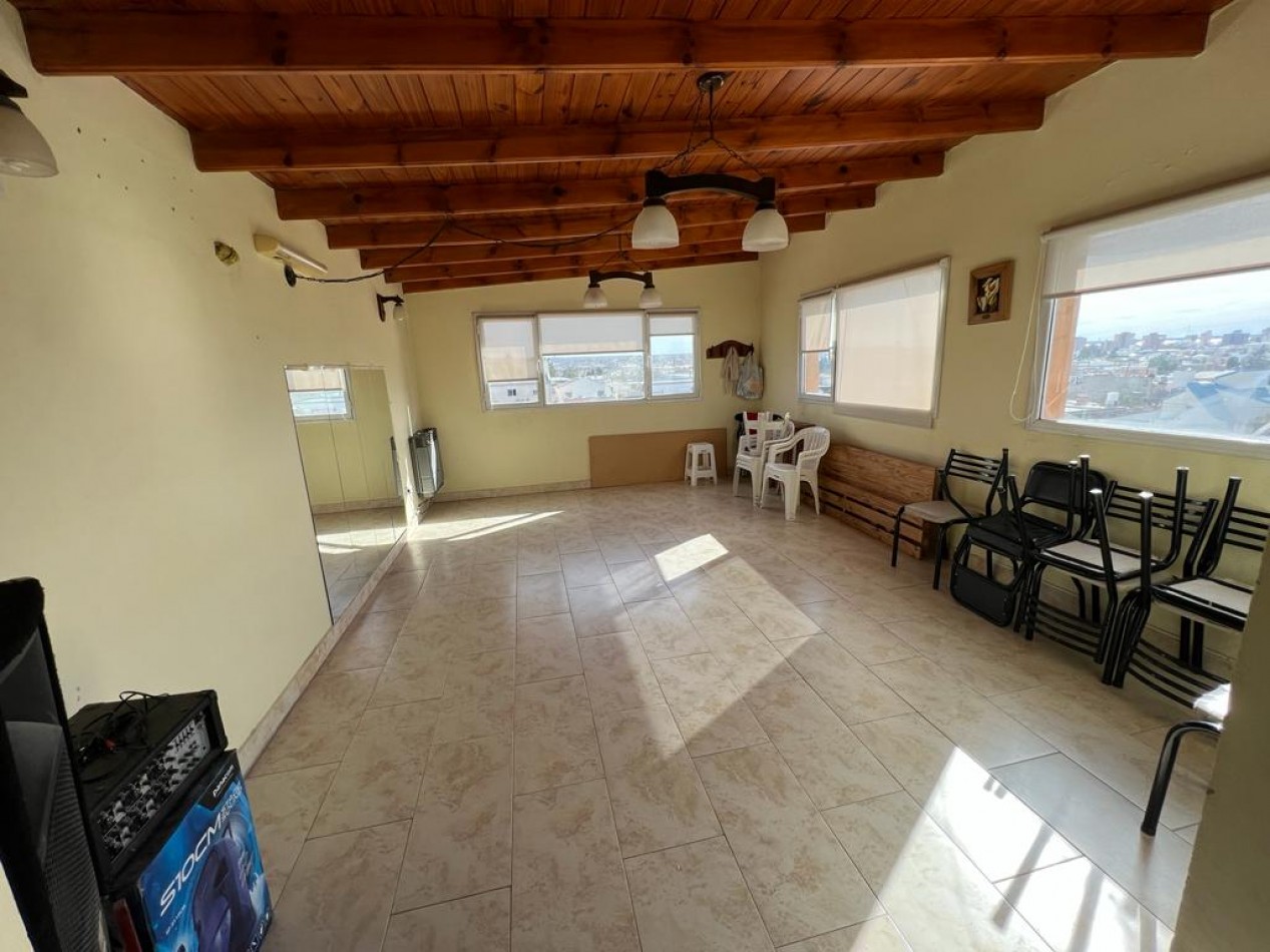 TRIPLEX 200 M² CON QUINCHO Y GARAGE