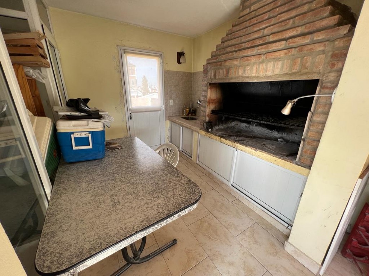 TRIPLEX 200 M² CON QUINCHO Y GARAGE