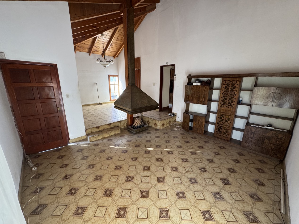 CASA 3 DORMITORIOS SOBRE ESPECTACULAR LOTE CENTRICO
