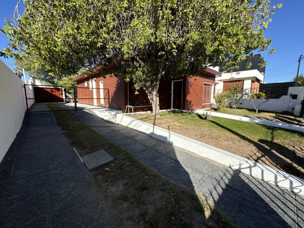 CASA 3 DORMITORIOS SOBRE ESPECTACULAR LOTE CENTRICO