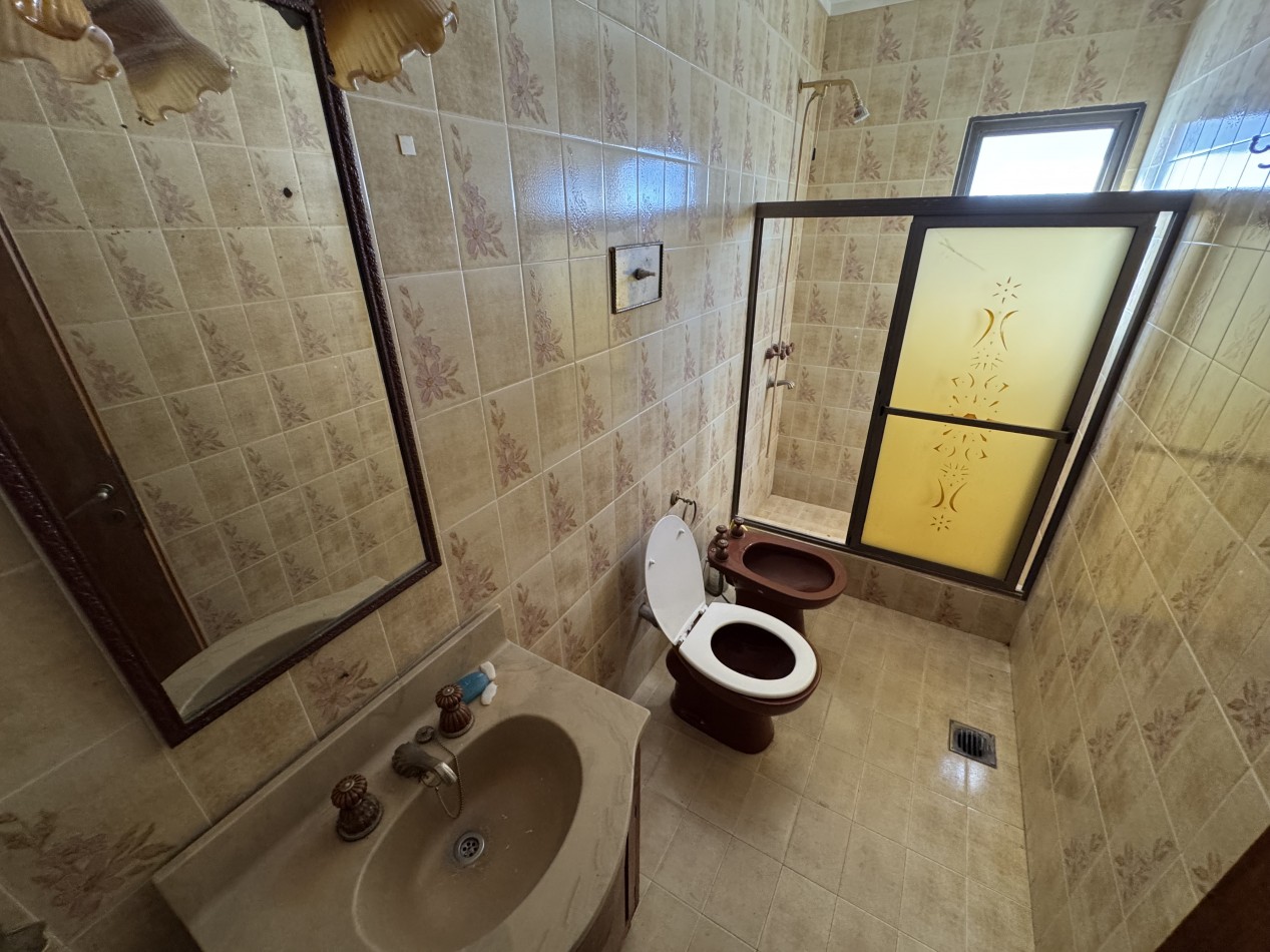 CASA 3 DORMITORIOS SOBRE ESPECTACULAR LOTE CENTRICO