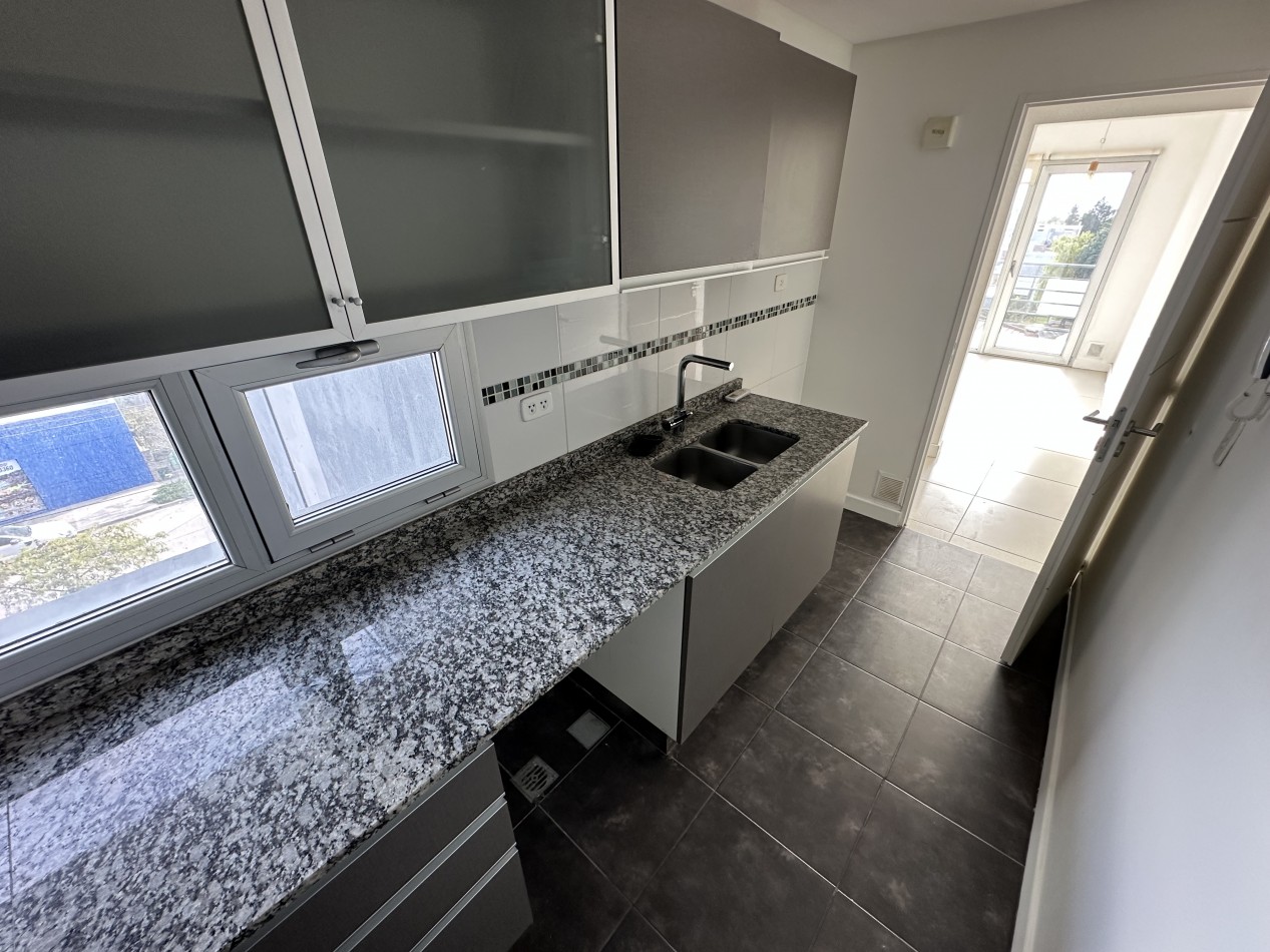 HERMOSO DEPARTAMENTO DE 2 DORMITORIOS CON COCHERA EN BARRIO SUR