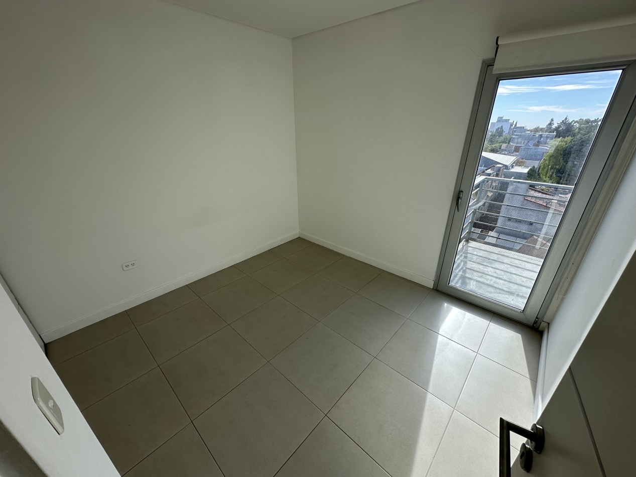HERMOSO DEPARTAMENTO DE 2 DORMITORIOS CON COCHERA EN BARRIO SUR